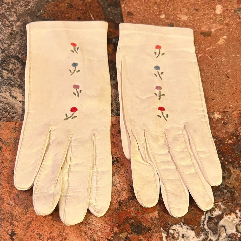 Elegant‎ Vintage Floral Embroidered Gloves